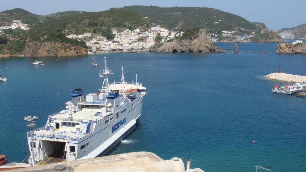 Hotel Del Capitano Понца Екстериор снимка