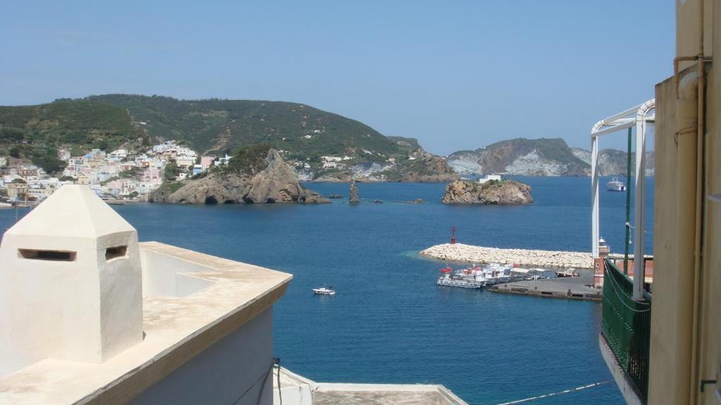 Hotel Del Capitano Понца Екстериор снимка