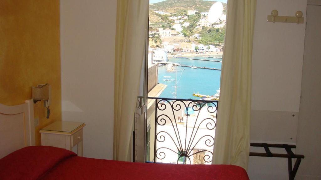 Hotel Del Capitano Понца Стая снимка