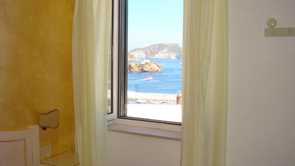 Hotel Del Capitano Понца Стая снимка