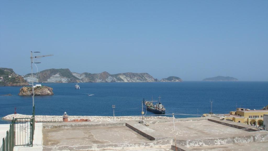 Hotel Del Capitano Понца Екстериор снимка